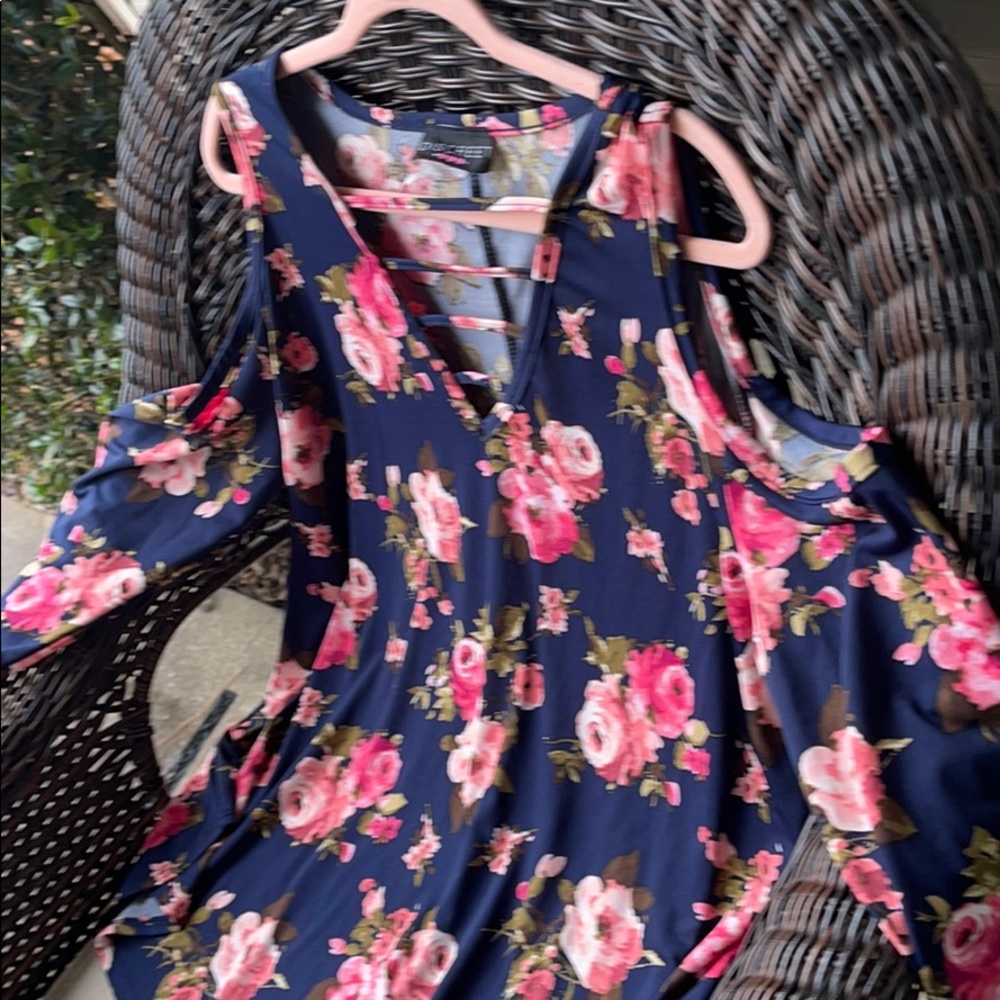 Discreet Floral Top 1X - Picture 6 of 9